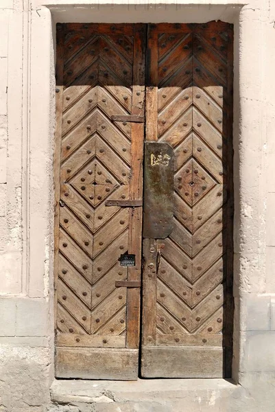 Παλιά ξύλινη πόρτα με σιδερένια καρφιά — Φωτογραφία Αρχείου