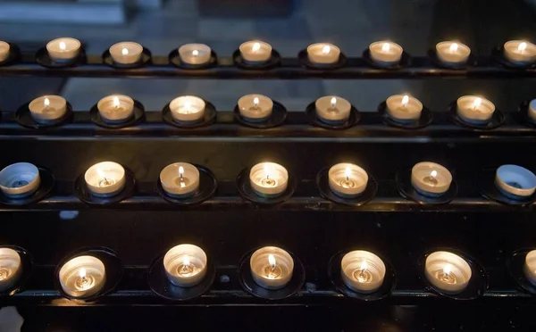 Candles lit in catholic temple — Stock Photo, Image