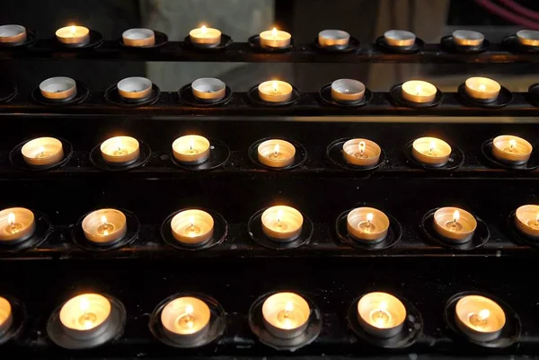 Katolik tapınakta yaktı mumlar