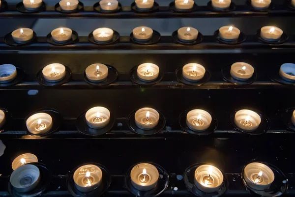 Katolik tapınakta yaktı mumlar