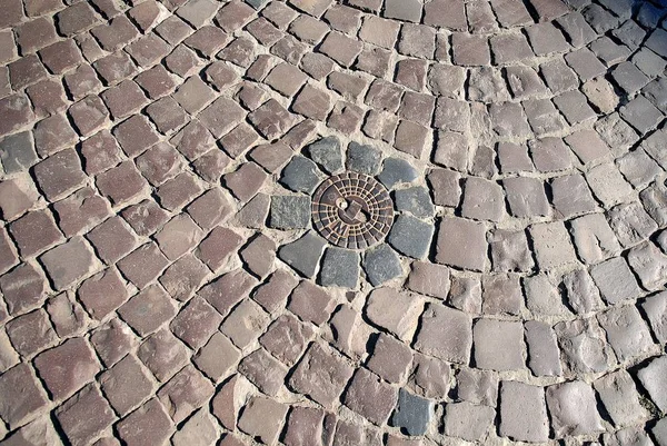 Cobblestones kanalizasyon drenaj atık su ile çevrili