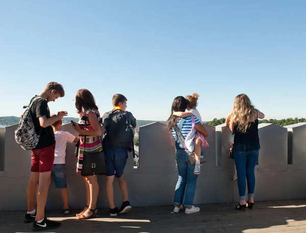 Turistas en la plataforma de observación — Foto de Stock