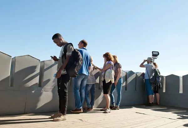 Turistas en la plataforma de observación — Foto de Stock