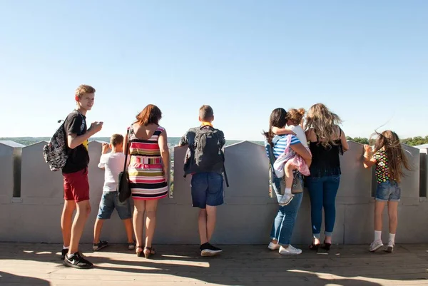 Turistas en la plataforma de observación — Foto de Stock