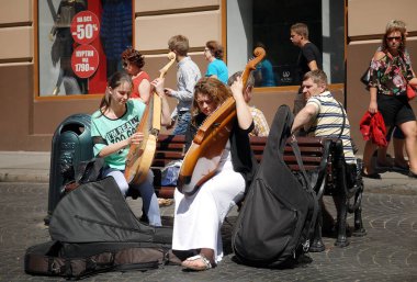 Lviv, Ukrayna - 22 Temmuz 2016: Street sanatçılar Pazar Meydanı, en ünlü ve en işlek alışveriş Meydanı'nda Ukrayna