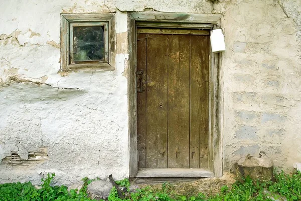 素朴な納屋のドアと白いミルクにすることができます。 — ストック写真