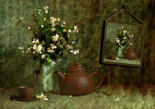 Geleneksel Doğu çaydanlık ve çay fincanı 