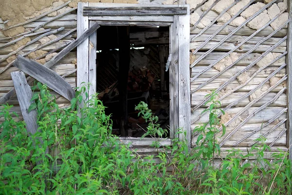Terk edilmiş rustik evi — Stok fotoğraf