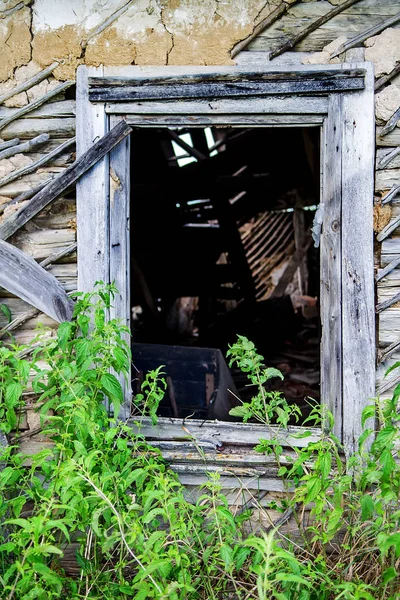 Terk edilmiş rustik evi