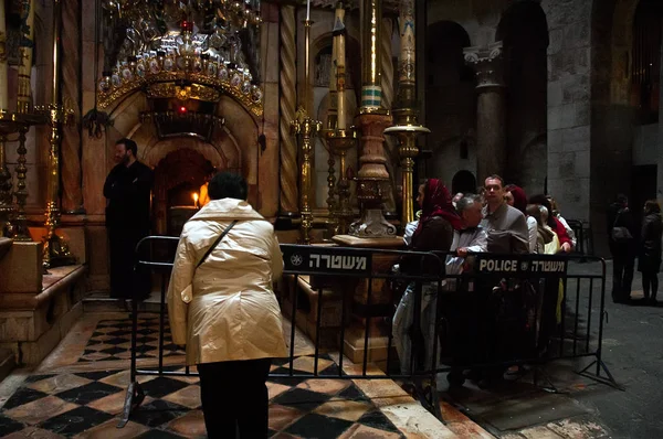Chrześcijańskich pielgrzymów modli się w kościele Świętego grobu — Zdjęcie stockowe