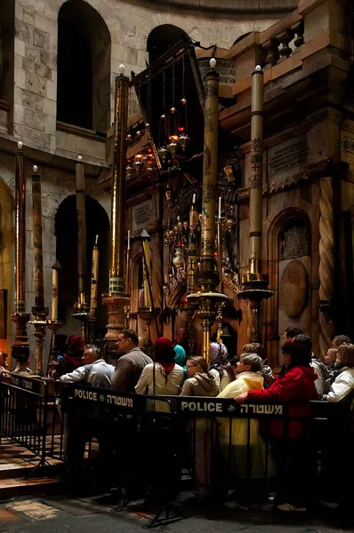 基督教朝圣者在圣墓教堂内祈祷 — 图库照片