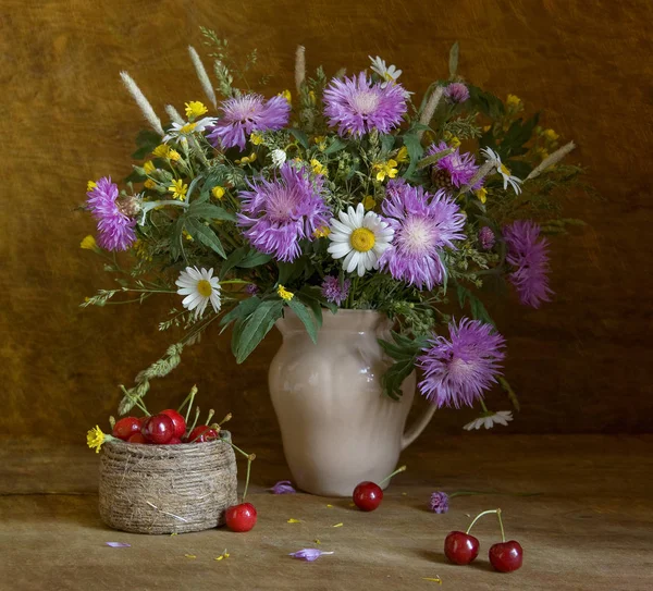 Букет з польових квітів — стокове фото