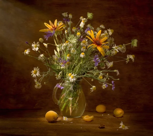 Buquê de verão com flores silvestres e damascos — Fotografia de Stock