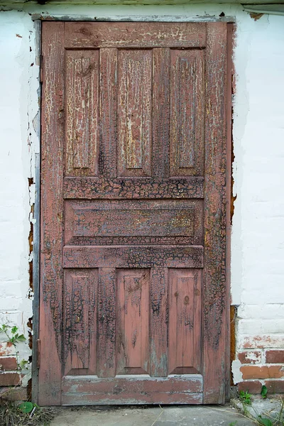 Старий вивітрювання двері — стокове фото