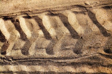 Kumlu arka tekerlek yolda