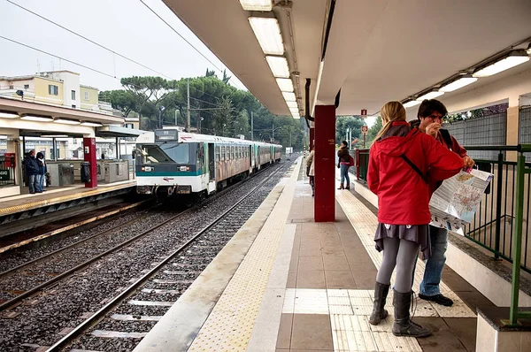 La hora punta de la mañana los viajeros esperan en una plataforma — Foto de Stock