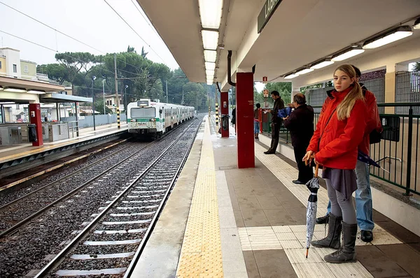 La hora punta de la mañana los viajeros esperan en una plataforma — Foto de Stock