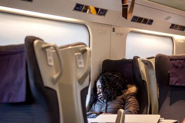 Treni pencere yakınında, uyuyan kız