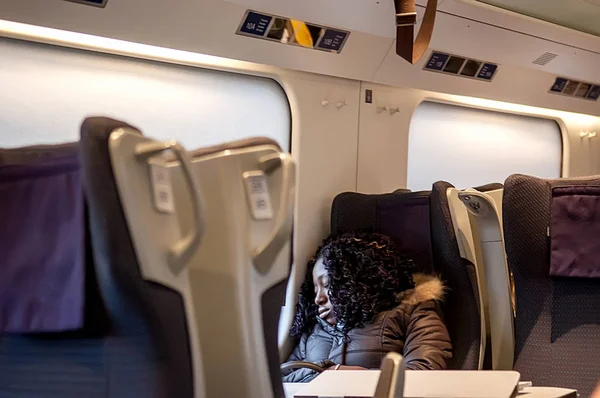 Treni pencere yakınında, uyuyan kız