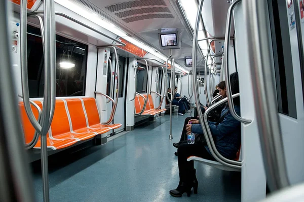 Dentro del vagón de metro — Foto de Stock