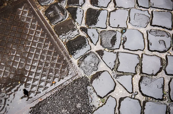 Tombino sul marciapiede — Foto Stock