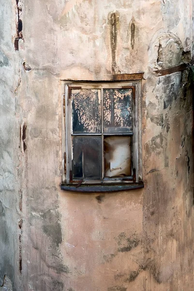 Venster op de verweerde muur — Stockfoto