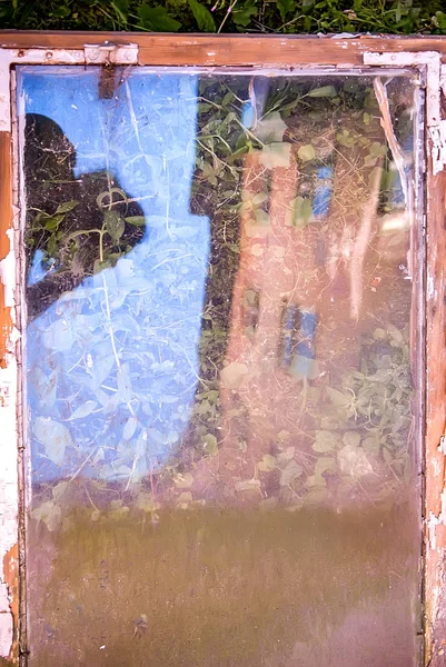 Altes Haus spiegelt sich in Glasfenstern — Stockfoto