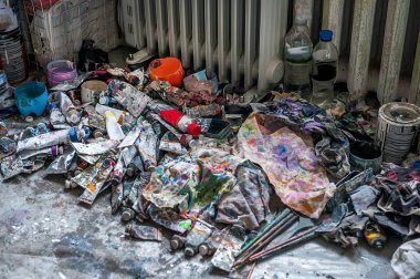 Yerel sanat stüdyosu tüplerde boya