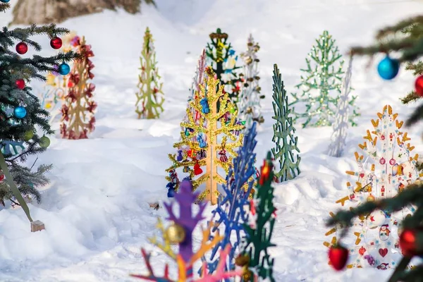 Dekorerad julgran i en snöig park — Stockfoto