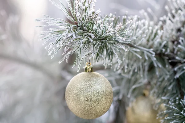 Árbol de Navidad con bolas colgantes — Foto de Stock