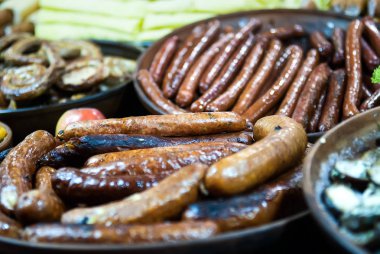 Baharatlı sosisler yığını