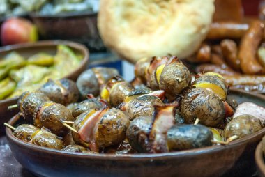 bir plaka üzerinde fırında patates