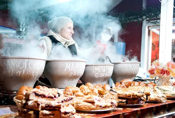 Frau verkauft Glühwein — Stockfoto