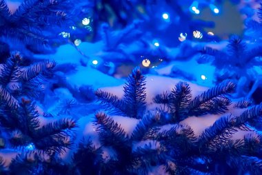 Çelenklerle süslenmiş Noel ağacı