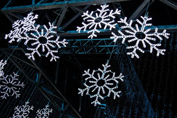 Neon-Schneeflocken am Weihnachtsbaum in der Nacht — Stockfoto