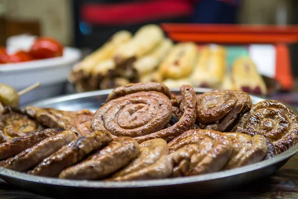 Embutidos a la parrilla en el mercado de alimentos navideños . —  Fotos de Stock