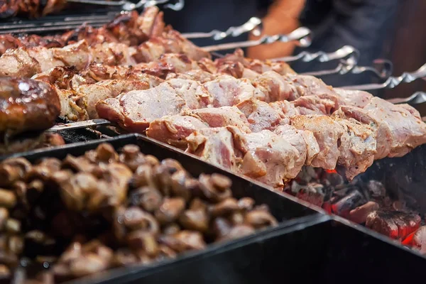 Comida a la parrilla en el mercado de Navidad —  Fotos de Stock