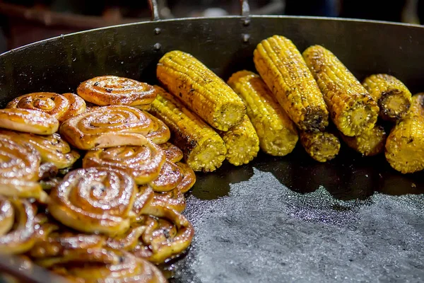 Comida a la parrilla en el mercado de Navidad — Foto de Stock