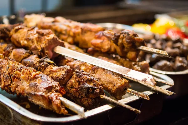 Alimentos a la parrilla en el mercado —  Fotos de Stock