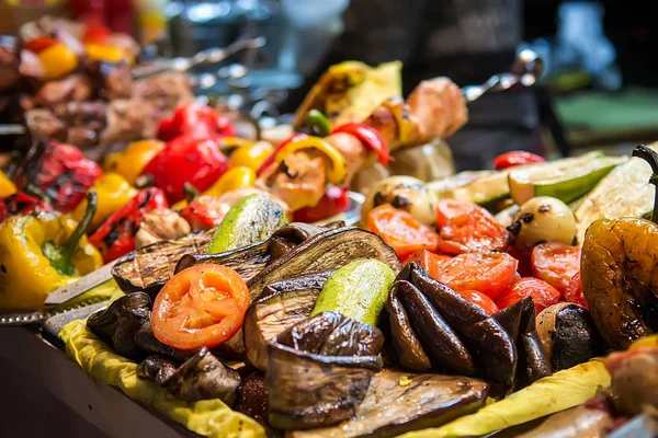 Alimentos a la parrilla recién cocinados —  Fotos de Stock