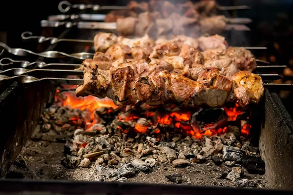 Carne asada cocida en la barbacoa —  Fotos de Stock