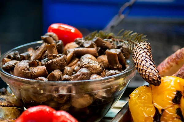 Alimentos a la parrilla en el mercado —  Fotos de Stock