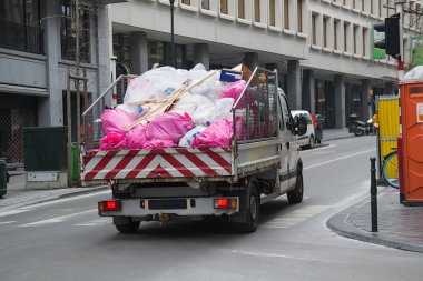 sokakta çöp kamyonu