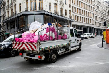 sokakta çöp kamyonu