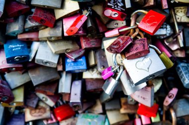 Aşk kilit Köprüsü (Hohenzollernbrucke köprü), Köln, Almanya