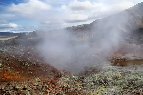 Sources thermales bouillantes dans la zone géothermique de Hverir — Photo