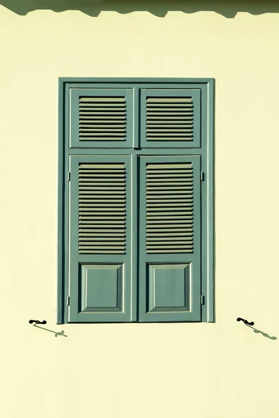 Window shutters, wall background — Stock Photo, Image