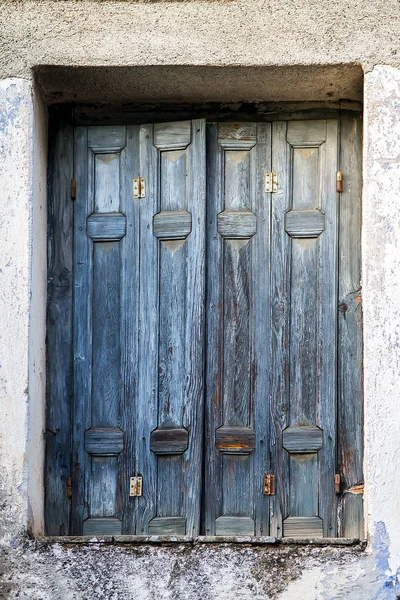 シャッター付きの古い木製の窓 — ストック写真
