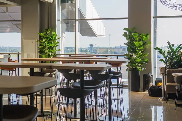 Lege tafels in het restaurant van de luchthaven — Stockfoto