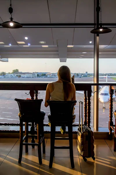 Airline passenger in an airport lounge waiting for flight aircraft — Stock Photo, Image
